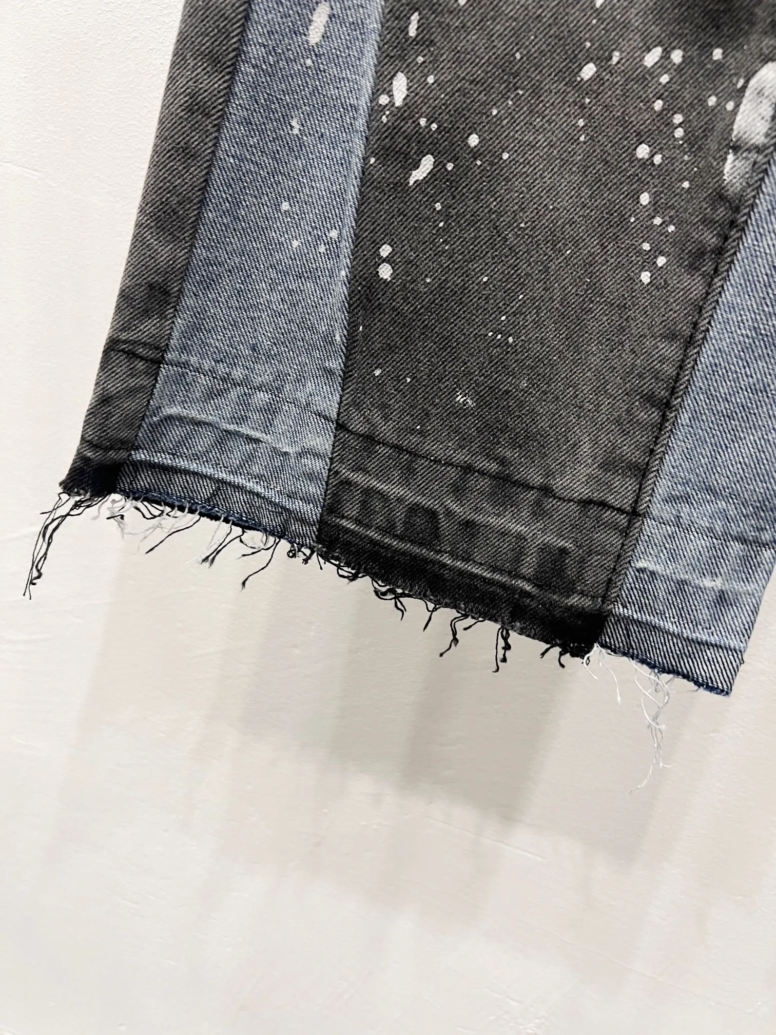P240 Style number: (A001) GALLERY DEPT. 2025 new splash-ink hand-painted letters splicing couple style loose washed flared jeans 🔥High version🔥High version🔥 Top ceiling quality Styles with different washed textures are very friendly to people with thin legs and thick legs. The slightly flared version is very flattering. Moderate length that never goes out of style, easy to match with casually, basic styling for various styles, a must-have in the wardrobe! The fabric is stiff but also makes the upper body soft without losing texture. The washing process is even more perfect. It is a must-have item for everyone! ! ! Washed wheat, tag, pants label, three complete labels Color: washed black, washed blue Size: 28, 30, 32, 34 (four sizes)